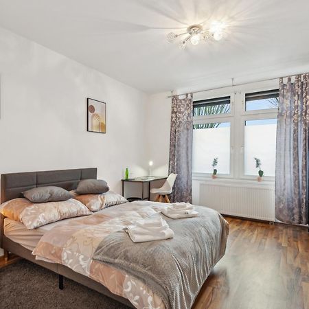 Zentrale Lage ... Ideal Fuer Geschaeftsleute, Monteure, Familien...3 Zimmer, Wlan, Smarttv Mettmann Ngoại thất bức ảnh