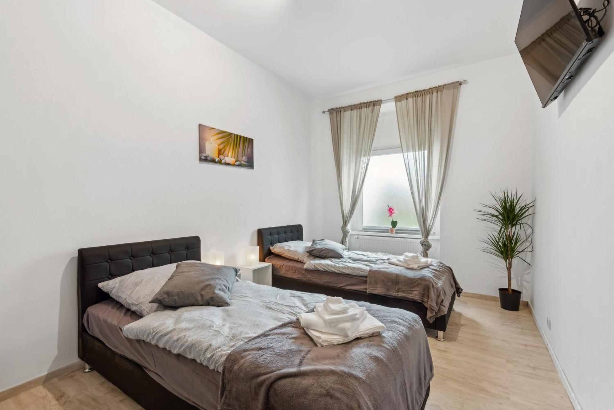 Zentrale Lage ... Ideal Fuer Geschaeftsleute, Monteure, Familien...3 Zimmer, Wlan, Smarttv Mettmann Ngoại thất bức ảnh
